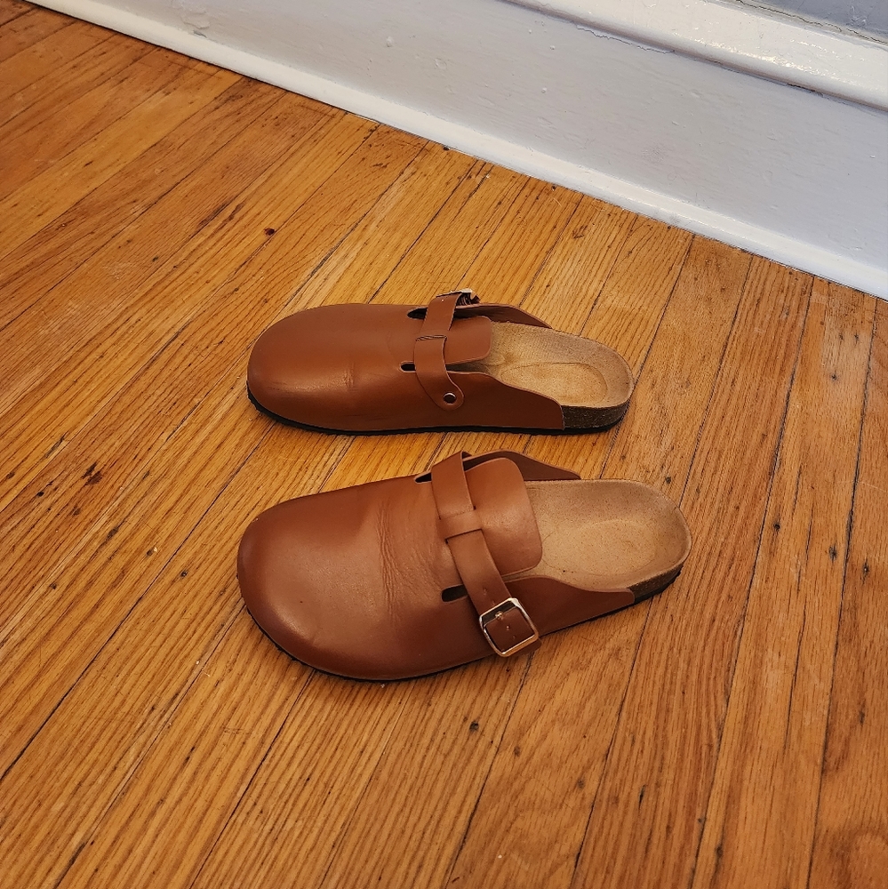 Size 7.5, brown, Birkenstock style clogs